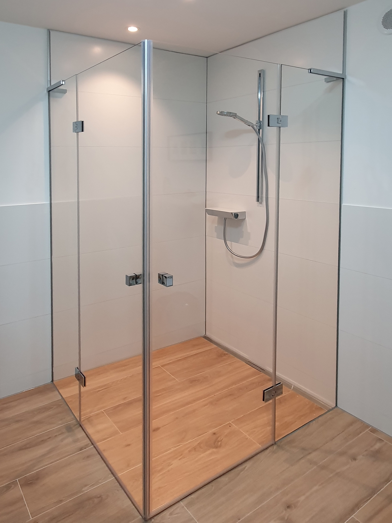 ESG ShowerProtect Dusche 8mm dickes, nanoversiegeltes Glas mit silbernen